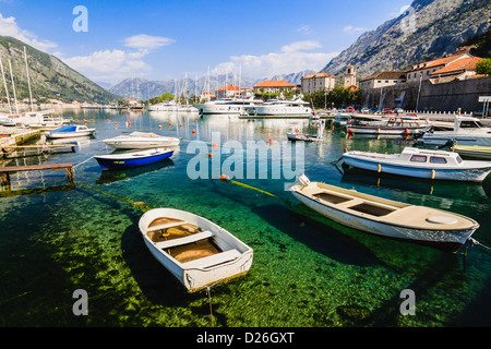Boote in Kotor Hafen. Montenegro Stockfoto