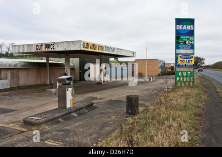 Verlassene, heruntergekommene Tankstelle für Unternehmen geschlossen. Stockfoto