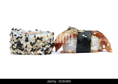 Maki-Sushi-Rolle mit Sesam-Grenze und Anago Sushi (Meer Aal Sushi) Stockfoto