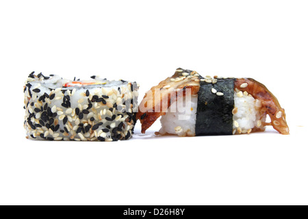 Maki-Sushi-Rolle mit Sesam-Grenze und Anago Sushi (Meer Aal Sushi) Stockfoto