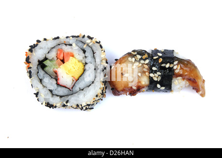 Maki-Sushi-Rolle mit Sesam-Grenze und Anago Sushi (Meer Aal Sushi) Stockfoto