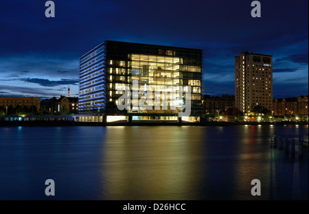 Kopenhagen, Dänemark, das Hauptquartier der Nykredit nachts beleuchtet Stockfoto
