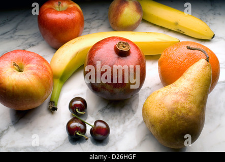 Obst auf Marmor Stockfoto