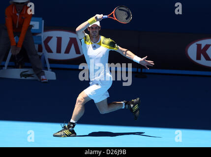 Melbourne, Australien. 15. Januar 2013.  Andy Murray (GBR) trifft eine Vorhand gegen Robin Hasse (NED) in der ersten Runde der Australian Open in Melbourne Park Tennis Centre in Melbourne, Australien. Murray gewann 6-3,6-1,6-3 Stockfoto