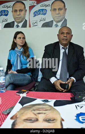 Baqa El-Gharbiyeh, Israel. 15. Januar 2013. MK Galeb Magadle in einer Pressekonferenz Staaten "Ich hätte nie gedacht, eine arabische Partei beizutreten. Ich glaube an jüdisch-arabische Zusammenarbeit ". Baqa El-Gharbiyeh, Israel. 15. Januar 2013.  Arabische MK Galeb Magadle der zionistischen Arbeitspartei, läuft zur Wiederwahl für seine vierte Amtszeit in der Knesset, Schriftsätze die Presse eine Woche vor den nationalen Wahlen in Israel. Stockfoto