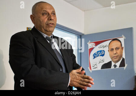 Baqa El-Gharbiyeh, Israel. 15. Januar 2013. MK Galeb Magadle in einer Pressekonferenz erklärt "Wir [arabische Israelis] wollen, die Belastungen in einer sozial würdig und nur Demokratie zu teilen". Baqa El-Gharbiyeh, Israel. 15. Januar 2013.  Arabische MK Galeb Magadle der zionistischen Arbeitspartei, läuft zur Wiederwahl für seine vierte Amtszeit in der Knesset, Schriftsätze die Presse eine Woche vor den nationalen Wahlen in Israel. Stockfoto