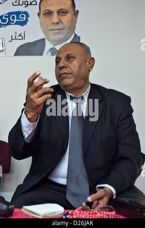 Baqa El-Gharbiyeh, Israel. 15. Januar 2013. MK Galeb Magadle in einer Pressekonferenz erklärt, "Es gibt ein großer Unterschied zwischen arabischen Parteien, die die Tatsache akzeptiert haben, werden sie für immer in der Opposition und eine Partei, die sich bemüht, die Regierung zu führen und das Land". Baqa El-Gharbiyeh, Israel. 15. Januar 2013.  Arabische MK Galeb Magadle der zionistischen Arbeitspartei, läuft zur Wiederwahl für seine vierte Amtszeit in der Knesset, Schriftsätze die Presse eine Woche vor den nationalen Wahlen in Israel. Stockfoto