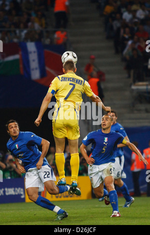 HAMBURG, DEUTSCHLAND - JUNI 30: Andriy Schewtschenko (7) führt den Ball über die italienischen Teamspieler Massimo Oddo (22) und Fabio Cannavaro (5) beim Viertelfinalspiel der FIFA Fussball-Weltmeisterschaft im Stadion der FIFA Fussball-Weltmeisterschaft am 30. Juni 2006 in Hamburg. Nur redaktionelle Verwendung. Kommerzielle Nutzung verboten. (Foto: Jonathan Paul Larsen / Diadem Images) Stockfoto