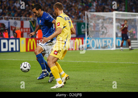 HAMBURG, DEUTSCHLAND - JUNI 30: Gianluca Zambrotta (L) kontrolliert den Ball gegen Andriy Nesmachnyi (R) im Viertelfinale der FIFA Fussball-Weltmeisterschaft am 30. Juni 2006 in Hamburg. Nur redaktionelle Verwendung. Kommerzielle Nutzung verboten. (Foto: Jonathan Paul Larsen / Diadem Images) Stockfoto