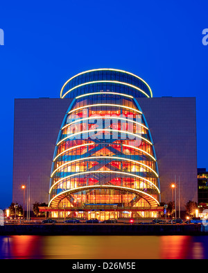 Ein Foto von Dublin Convention Center in der Nacht in HDR Stockfoto