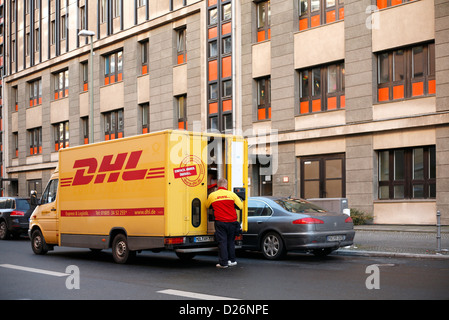 Berlin, Deutschland, ein DHL-Lieferwagen auf der Straße Stockfoto