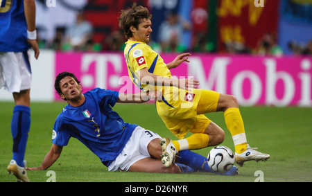 HAMBURG, DEUTSCHLAND - JUNI 30: Fabio Grosso (L) kämpft im Viertelfinalspiel der FIFA Fussball-Weltmeisterschaft am 30. Juni 2006 in Hamburg gegen Oleg Shelayev aus der Ukraine (R). Nur redaktionelle Verwendung. Kommerzielle Nutzung verboten. (Foto: Jonathan Paul Larsen / Diadem Images) Stockfoto