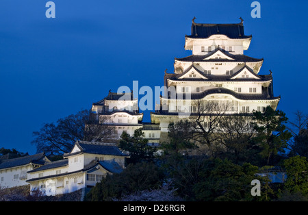 Nachtansicht der Burg Himeji oder The White Heron Castle, ein UNESCO-Weltkulturerbe in Himeji, Japan Stockfoto