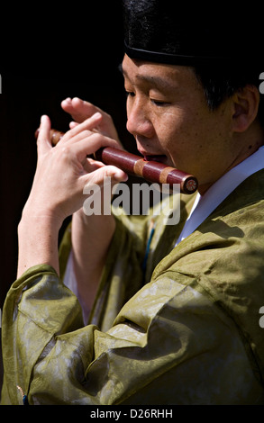 Ein Mann spielt die Yokobue oder traditionelle japanische Querflöte bei Otaue Matsuri, Reis Pflanzen Festival in Himeji, Japan Stockfoto