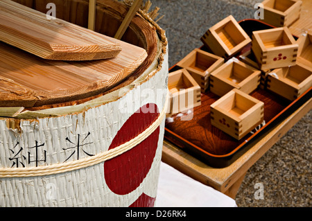 Ein Barrel der Sake und traditionellen Holzkiste Tassen genannt "Masu." Stockfoto