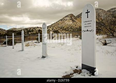 Grabsteine auf dem Friedhof von Fort Bowie im Winter an der Fort Bowie National Historic Site in Arizona Stockfoto