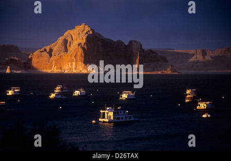 Castle Rock überragt Wahweap Bucht und Marina, Lake Powell, Arizona, USA Stockfoto