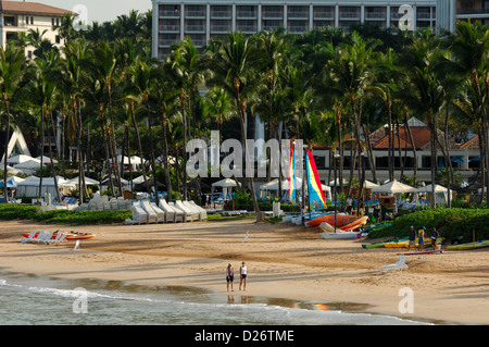 Gäste zu Fuß am Strand im Hotel Grand Wailea, Maui Hawaii Stockfoto