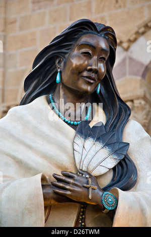 Bronzestatue von Kateri Tekakwitha an der Kathedrale Basilika des Heiligen Franziskus von Assisi in Santa Fe, New Mexico Stockfoto