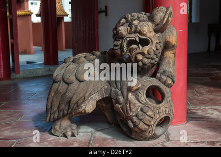 Drache am Eingang des Heiligtums der Konfuzius in Nagasaki in Japan Stockfoto