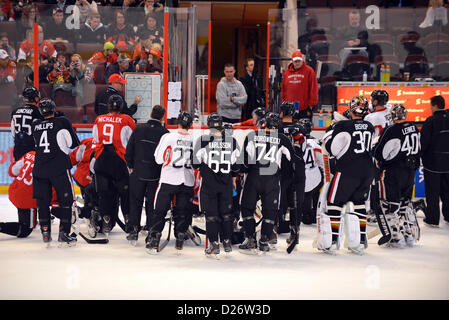 Ottawa, Ontario, Kanada. 13. Januar 2013. Die Ottawa Senators nehmen Sie Anweisungen von Trainer Paul MacLean als zurück aufs Eis 13. Januar 2013 für ihre erste Praxis der Trainingslager nach dem NHL-Lockout 12. Januar 2013 offiziell beendet wurde. Ihre Praxis werden die Fans als eine Geste, um die Fans zurück zu gewinnen zugänglich sein. Ottawa, Ontario, Kanada. Die NHL-Teams spielen jeweils eine 48 Wildsaison im Gegensatz zu den üblichen 82 Spiele. Stockfoto