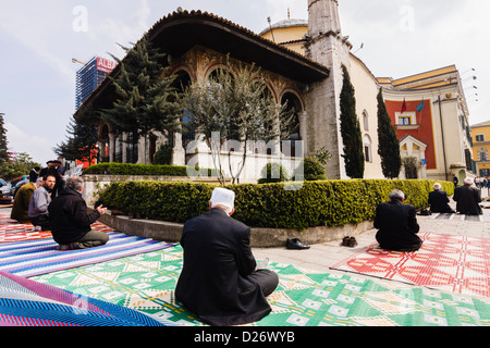 Muslimische Männer in der Straße vor Et'hem-Bey-Moschee zu beten. Tirana, Albanien Stockfoto