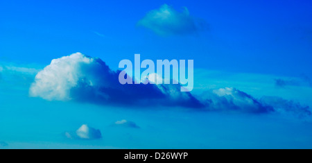 Wolken am Himmel, die aussehen wie Berge Stockfoto