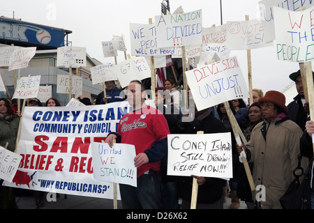 Bewohner von Coney Island, das war hart getroffen durch Hurrikan Sandy, bei der "Walk a Mile in unsere Schuhe" Veranstaltung am Jan. 13, 2013. Stockfoto