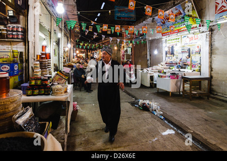 Kurdischen Mann in traditioneller Kleidung bei Qaysari Basar Wich behauptet, eines der ältesten der Welt. Erbil, kurdischen Irak Stockfoto