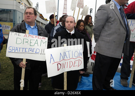 Bewohner von Coney Island, das war hart getroffen durch Hurrikan Sandy, bei der "Walk a Mile in unsere Schuhe" Veranstaltung am Jan. 13, 2013. Stockfoto