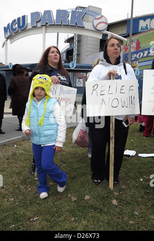 Bewohner von Coney Island, das war hart getroffen durch Hurrikan Sandy, bei der "Walk a Mile in unsere Schuhe" Veranstaltung am Jan. 13, 2013. Stockfoto