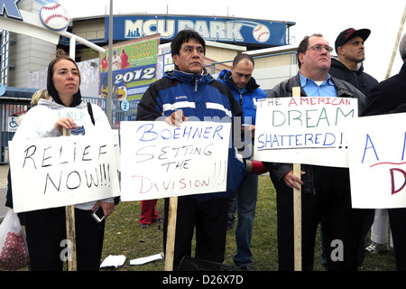 Bewohner von Coney Island, das war hart getroffen durch Hurrikan Sandy, bei der "Walk a Mile in unsere Schuhe" Veranstaltung am Jan. 13, 2013. Stockfoto