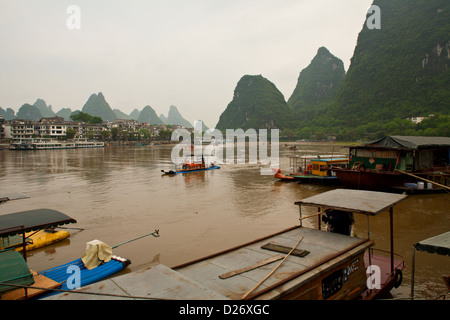 Bambus Flöße auf dem Li-Fluss in Yangshuo in Südchina. Stockfoto