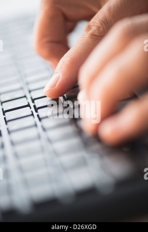 Nahaufnahme der Hände auf der Tastatur tippen Stockfoto