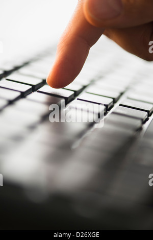 Nahaufnahme der Finger Tippen auf Tastatur Stockfoto