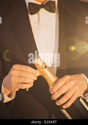 USA, New Jersey, Jersey City, eleganten Mann Champagner öffnen Stockfoto