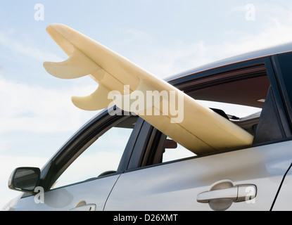 USA, New York State, Rockaway Beach, Surfbrett im Auto Stockfoto