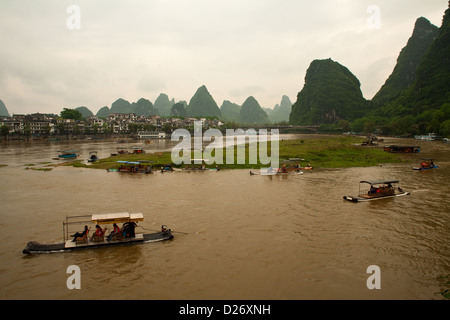 Bambus Flöße auf dem Li-Fluss in Yangshuo in Südchina. Stockfoto