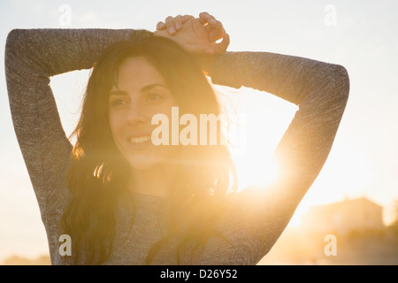 USA, New York State, Rockaway Beach, Smiling Frau bei Sonnenuntergang Stockfoto