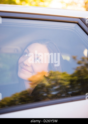 USA, Connecticut, Newtown, Frau im Auto Stockfoto