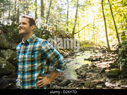 USA, Connecticut, Newtown, Mann im Wald Stockfoto