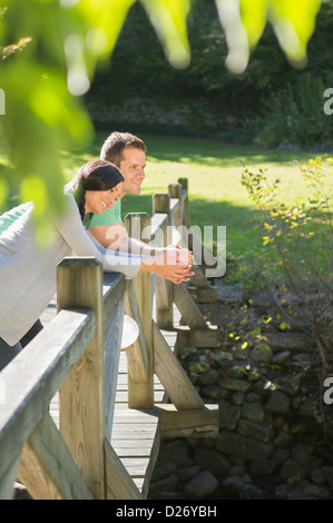 USA, Connecticut, Newtown, Couple Standing auf Holzbrücke Stockfoto