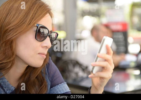 Schöne Frau unter Selbstporträt Fotografie mit einem Mobiltelefon Stockfoto