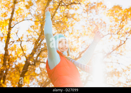 USA, Utah, Alpine, glückliche junge Frau Spinnen im herbstlichen Wald Stockfoto