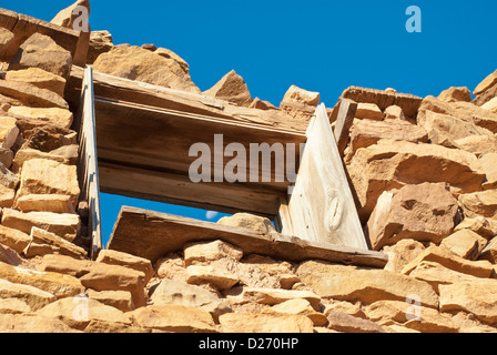 Eine alte Steinmauer unterstützt nach wie vor ein Fenster in den klaren blauen Himmel von New Mexico. Stockfoto