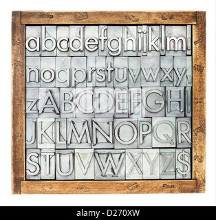 Kleinbuchstaben und Großbuchstaben englische Alphabet - Vintage Metall Buchdruck Art Blöcke in einer Holzkiste, isoliert auf weiss Stockfoto