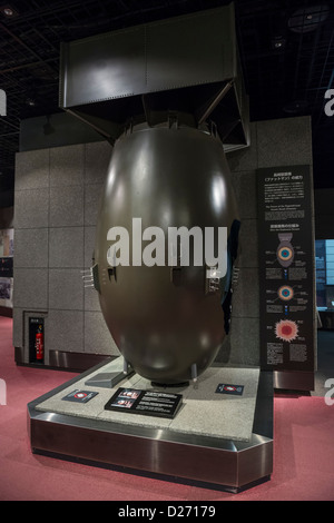 Ein Full-Size-Mock Up der Plutonium-Atombombe "Fat Man" fiel auf Nagasaki in The Nagasaki Atomic Bomb Museum, Japan Stockfoto