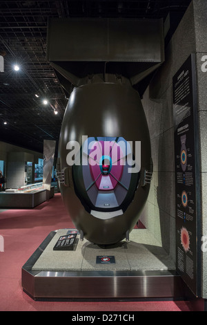 Ein Full-Size-Mock Up Der Plutonium-Atombombe "Fat Man" Fiel Auf ...