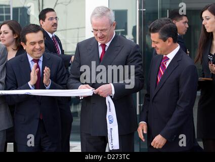 HANDOUT - Silao, Mexiko. Ein Volkswagen Handout Foto datiert 15. Januar 2013 zeigt Volkswagen Vorstandsvorsitzender Martin Winterkorn (M), Mexican President Enrique Pena Nieto (R) und Mexikos Wirtschaft Minister Ildefonso Guajardo (L) Eröffnung eines Volkswagenwerks in Silao, Mexiko. Foto: Friso Gentsch Volkswagen / HANDOUT / redaktionelle Nutzung nur / obligatorisch CREDIT Stockfoto