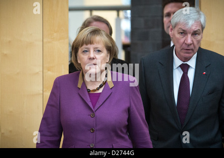 Bundeskanzlerin Angela Merkel kommt zu einer Pressekonferenz neben Vorsitzender des Bundes der Deutsche Gewerkschaftsbund (DGB) Michael Sommer in Berlin, Deutschland, 15. Januar 2013. Merkel besucht die Tagung der DGB Bundesrepublik Vorsitz Konferenz. Foto: Michael Kappeler Stockfoto